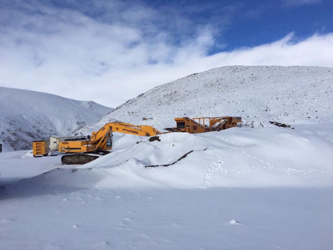 Mobile Stone Crushing Screening Plant continues work in snow-winter